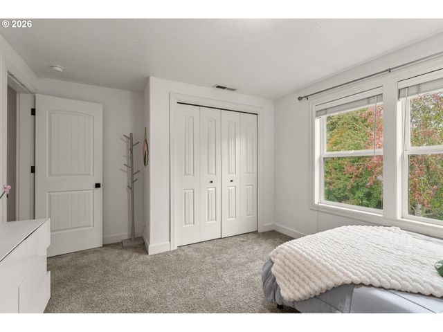 1133 SKYLARK Ln, Eugene, OR 97401