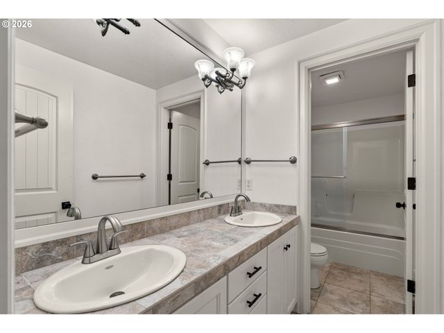 1133 SKYLARK Ln, Eugene, OR 97401