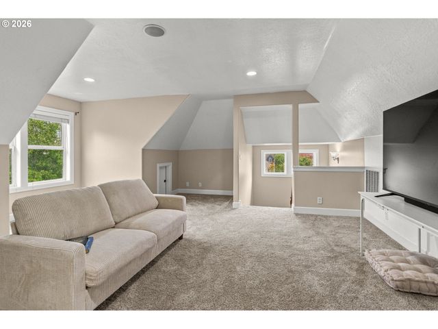 1133 SKYLARK Ln, Eugene, OR 97401