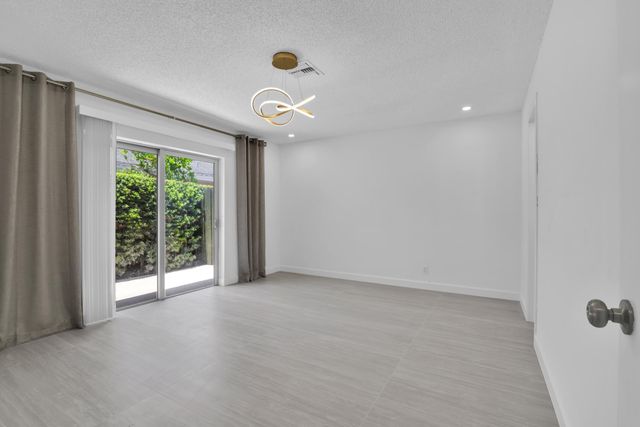 908 NE 8th Avenue, Delray Beach, FL 33483