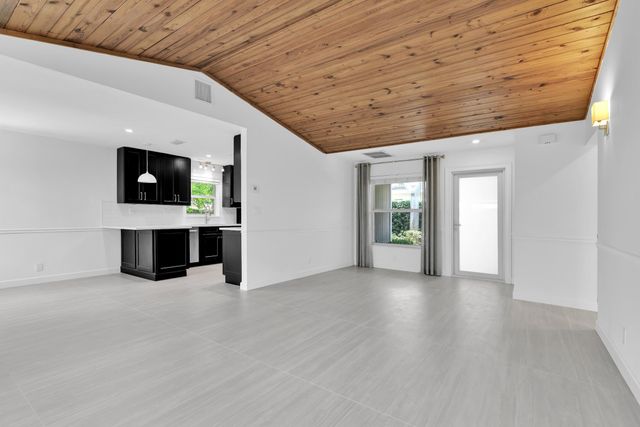 908 NE 8th Avenue, Delray Beach, FL 33483