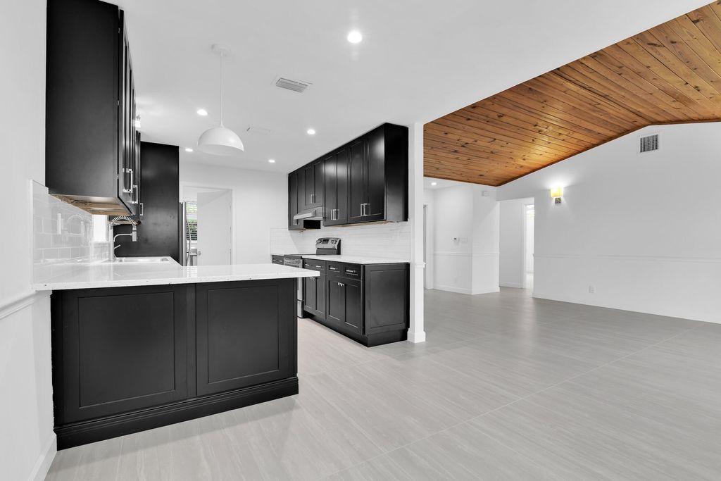908 NE 8th Avenue, Delray Beach, FL 33483