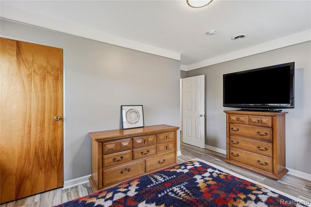 7466 Fenton Street, Dearborn Heights, MI 48127