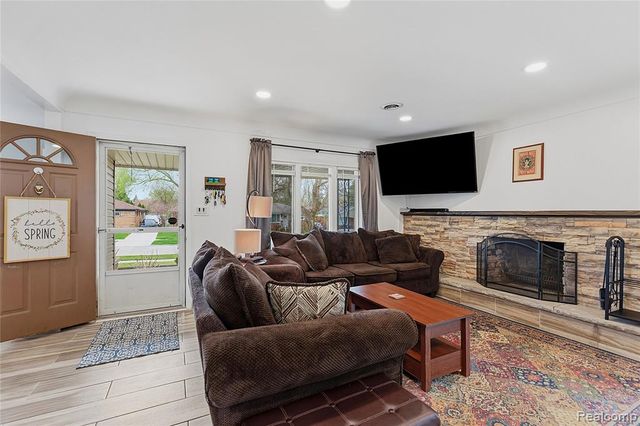 7466 Fenton Street, Dearborn Heights, MI 48127