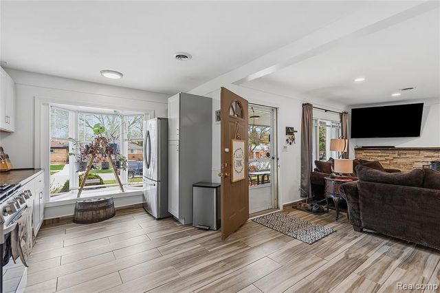 7466 Fenton Street, Dearborn Heights, MI 48127