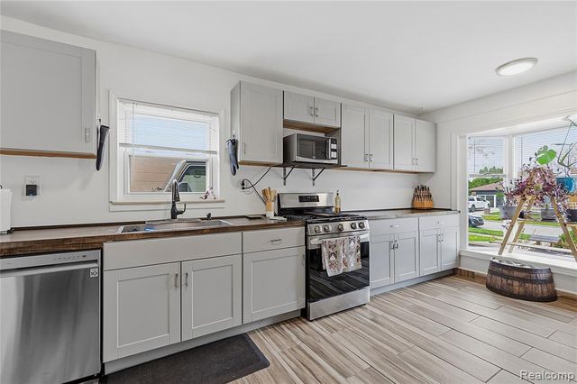 7466 Fenton Street, Dearborn Heights, MI 48127