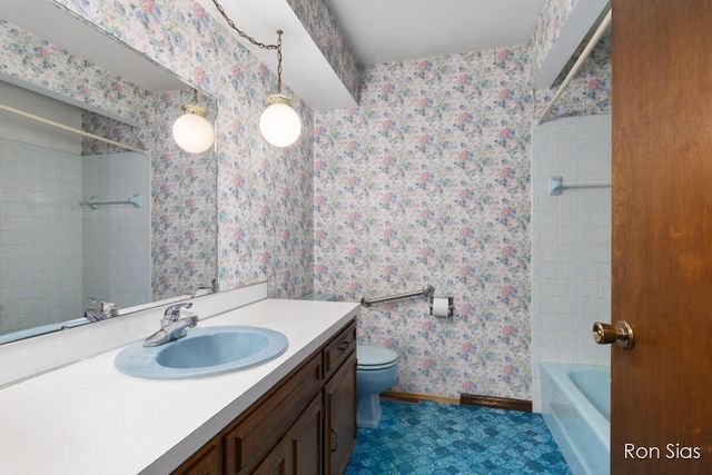 17075 Lakeview Road, Holland, MI 49424