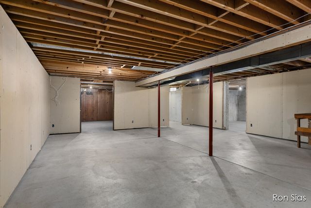 17075 Lakeview Road, Holland, MI 49424