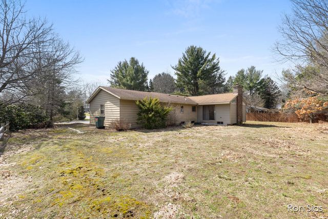 17075 Lakeview Road, Holland, MI 49424