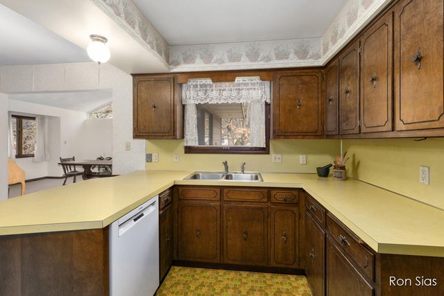 17075 Lakeview Road, Holland, MI 49424