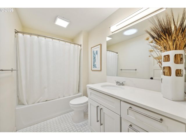 5812 N SYRACUSE St, Portland, OR 97203