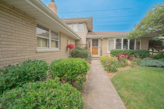 10524 S Michael Drive, Palos Hills, IL 60465