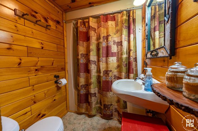 28 Moir Road, Saranac Lake, NY 12983