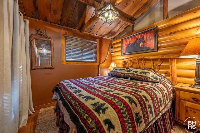 28 Moir Road, Saranac Lake, NY 12983