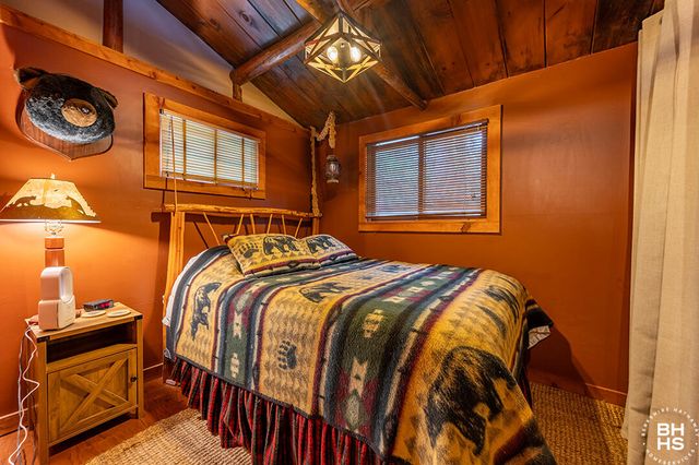 28 Moir Road, Saranac Lake, NY 12983