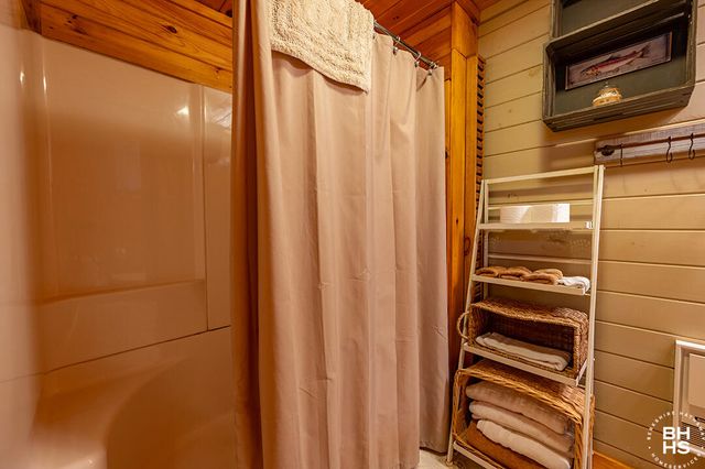 28 Moir Road, Saranac Lake, NY 12983