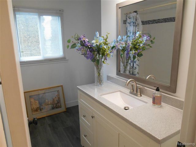 1440 W Elmwood Avenue, Clawson, MI 48017