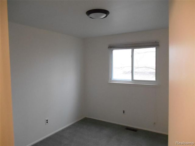 1440 W Elmwood Avenue, Clawson, MI 48017