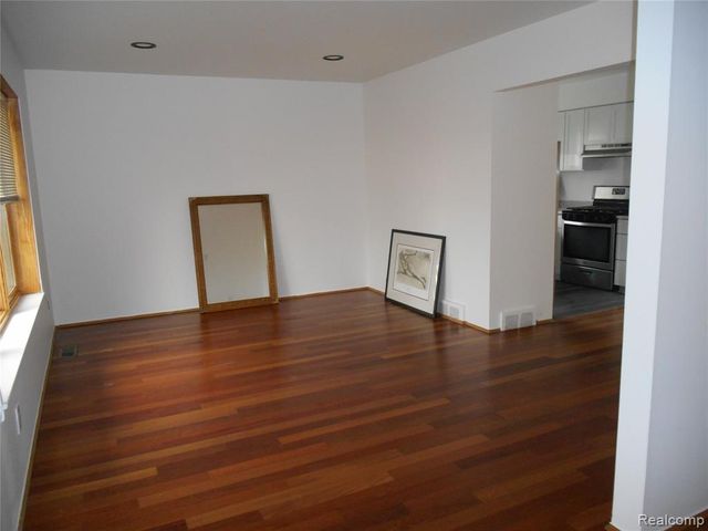 1440 W Elmwood Avenue, Clawson, MI 48017