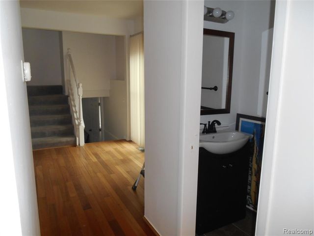 1440 W Elmwood Avenue, Clawson, MI 48017