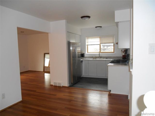 1440 W Elmwood Avenue, Clawson, MI 48017