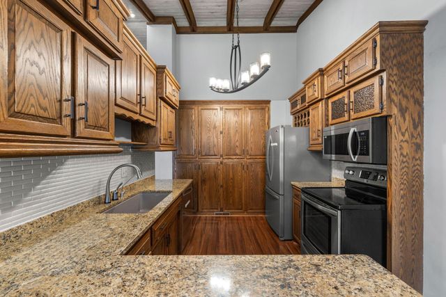 9708 Mill Creek Drive, Eden Prairie, MN 55347