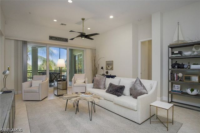 9239 Tesoro LN 3-203, Naples, FL 34114