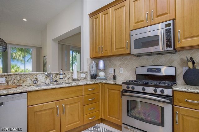 9239 Tesoro LN 3-203, Naples, FL 34114
