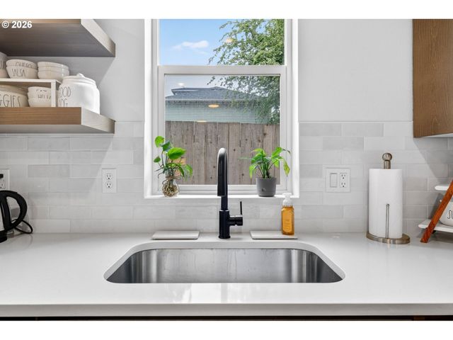 5322 Se MILWAUKIE Ave, Portland, OR 97202