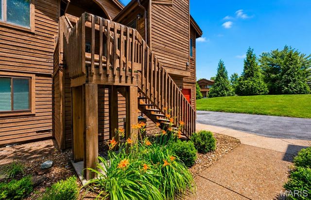 704 Hemingway Lane E, Weldon Spring, MO 63304
