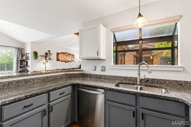 704 Hemingway Lane E, Weldon Spring, MO 63304