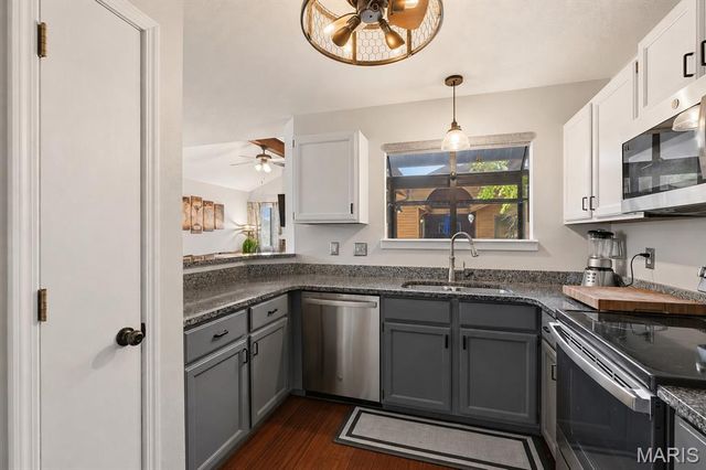 704 Hemingway Lane E, Weldon Spring, MO 63304