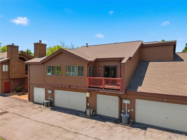 704 Hemingway Lane E, Weldon Spring, MO 63304