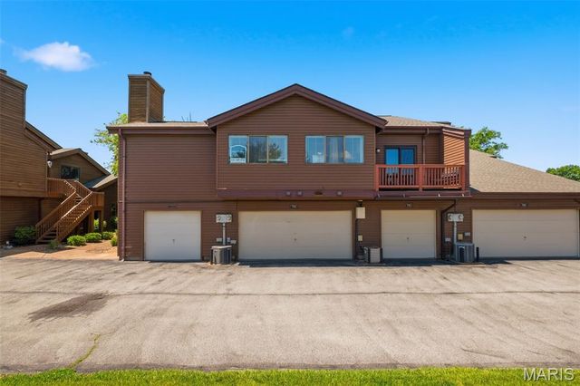 704 Hemingway Lane E, Weldon Spring, MO 63304