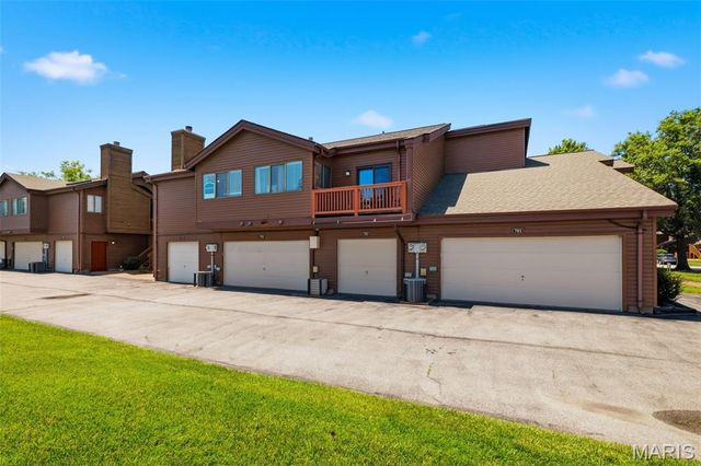 704 Hemingway Lane E, Weldon Spring, MO 63304