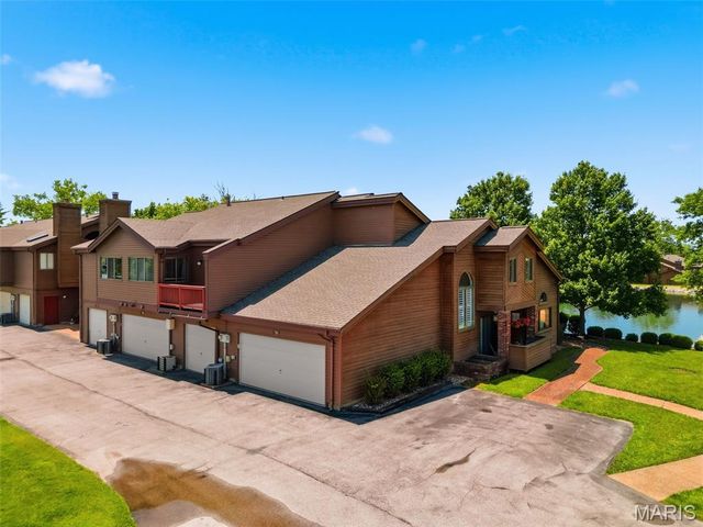 704 Hemingway Lane E, Weldon Spring, MO 63304
