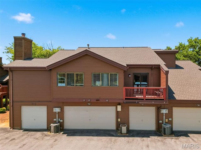 704 Hemingway Lane E, Weldon Spring, MO 63304