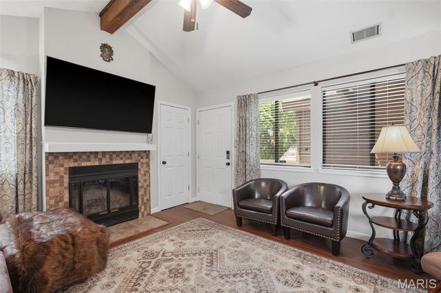 704 Hemingway Lane E, Weldon Spring, MO 63304