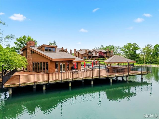 704 Hemingway Lane E, Weldon Spring, MO 63304
