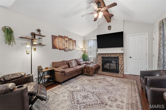 704 Hemingway Lane E, Weldon Spring, MO 63304