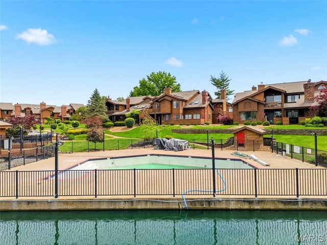 704 Hemingway Lane E, Weldon Spring, MO 63304