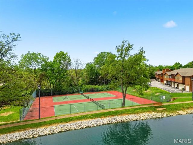 704 Hemingway Lane E, Weldon Spring, MO 63304