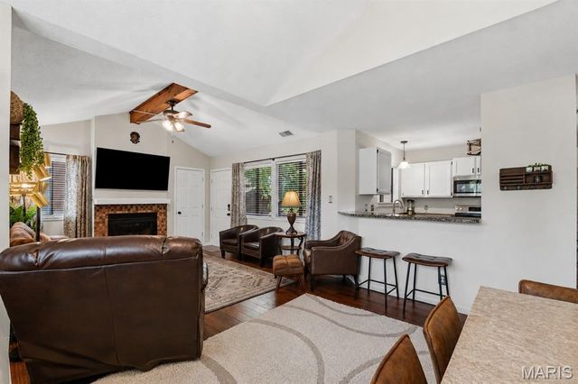 704 Hemingway Lane E, Weldon Spring, MO 63304
