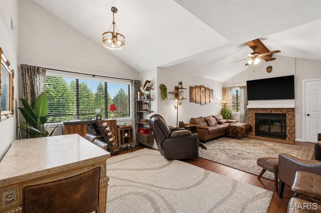 704 Hemingway Lane E, Weldon Spring, MO 63304
