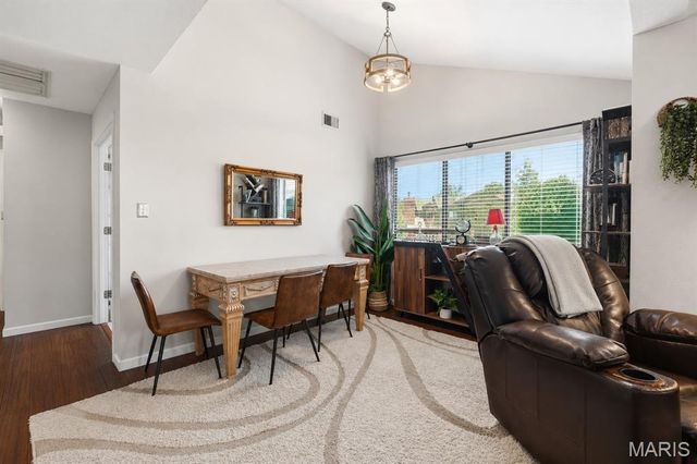 704 Hemingway Lane E, Weldon Spring, MO 63304