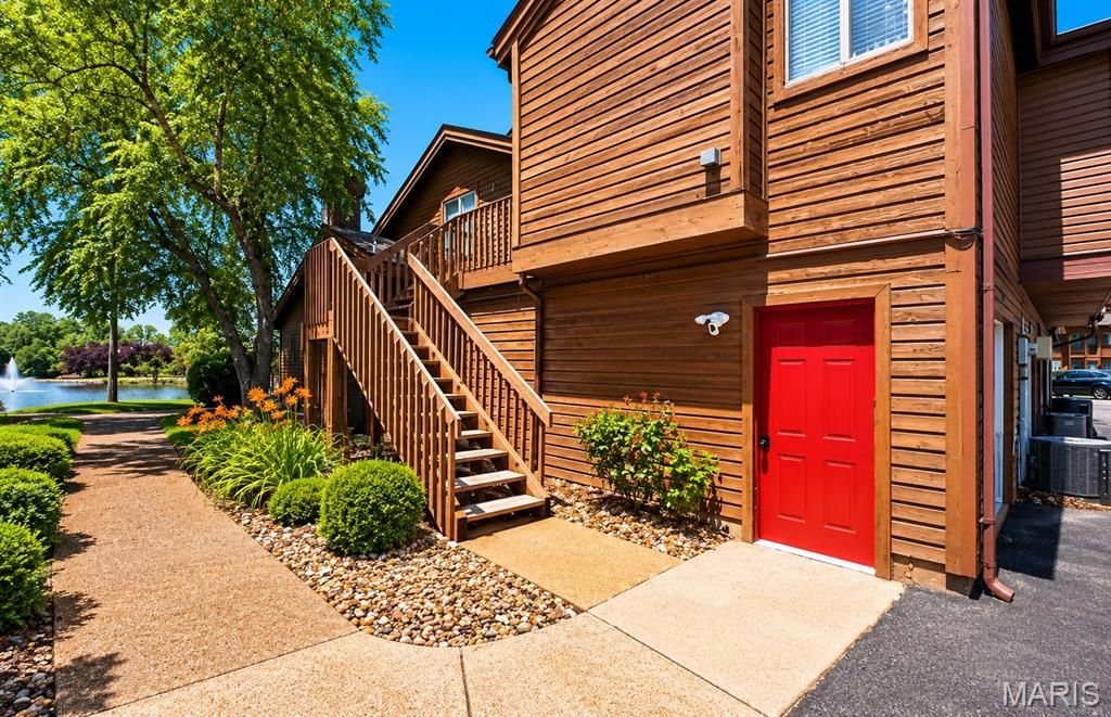 704 Hemingway Lane E, Weldon Spring, MO 63304