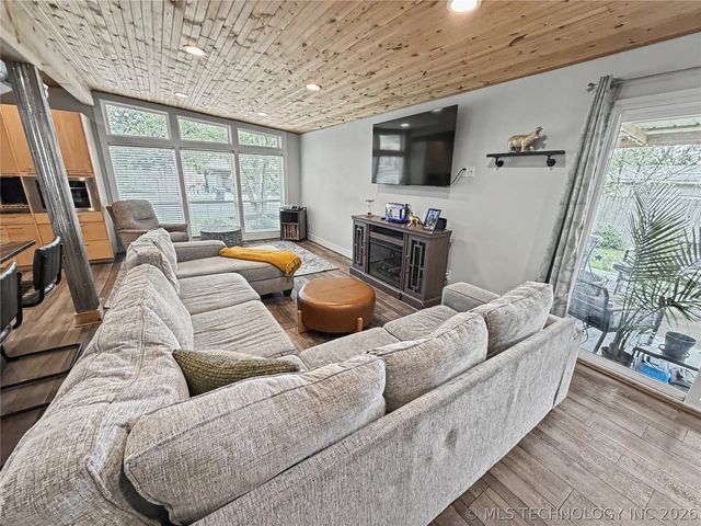 1002 Hillcrest Avenue, Tahlequah, OK 74464