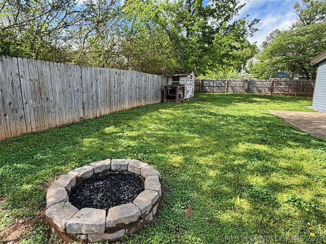 1002 Hillcrest Avenue, Tahlequah, OK 74464