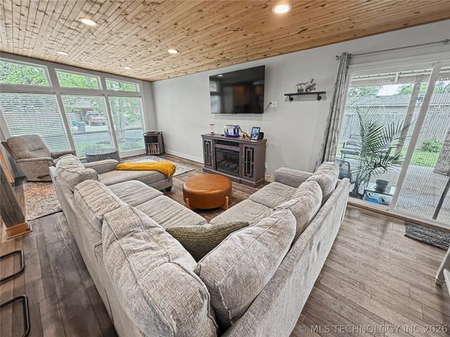 1002 Hillcrest Avenue, Tahlequah, OK 74464
