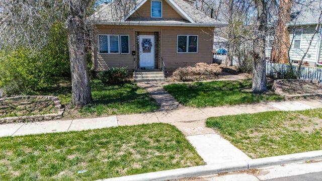 11 6th Avenue W, Dickinson, ND 58601